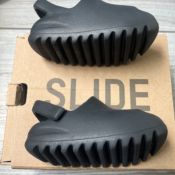 Yeezy Slide Infant color Onyx - Picture 3 of 7
